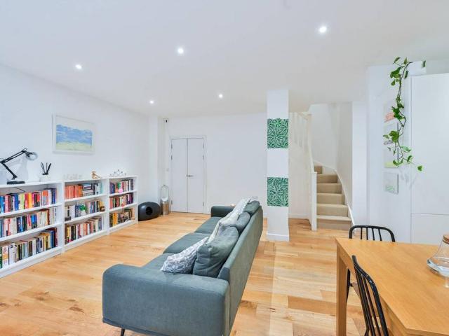 3 bedroom flat for sale