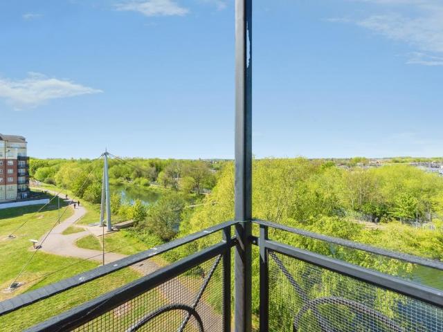 3 bedroom flat for sale