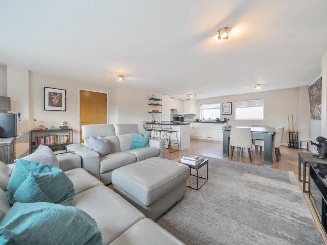 3 bedroom flat for sale