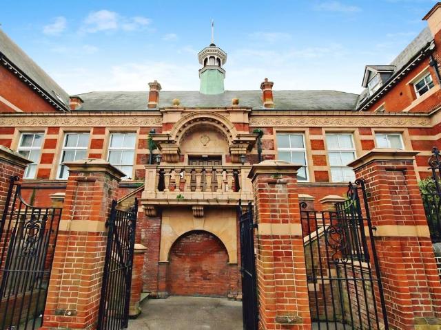 3 bedroom flat for sale