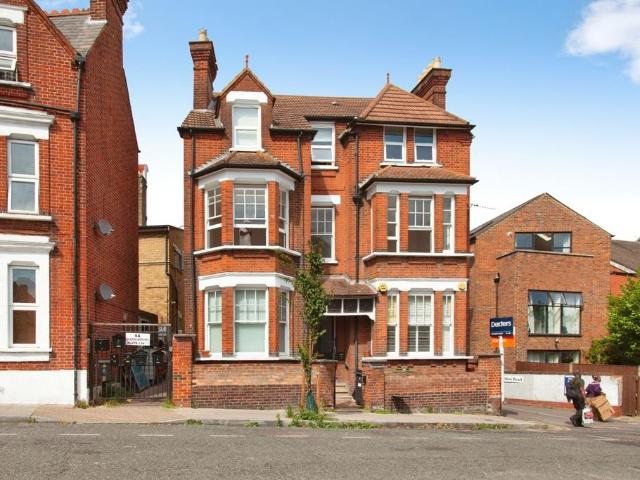 3 bedroom flat for sale
