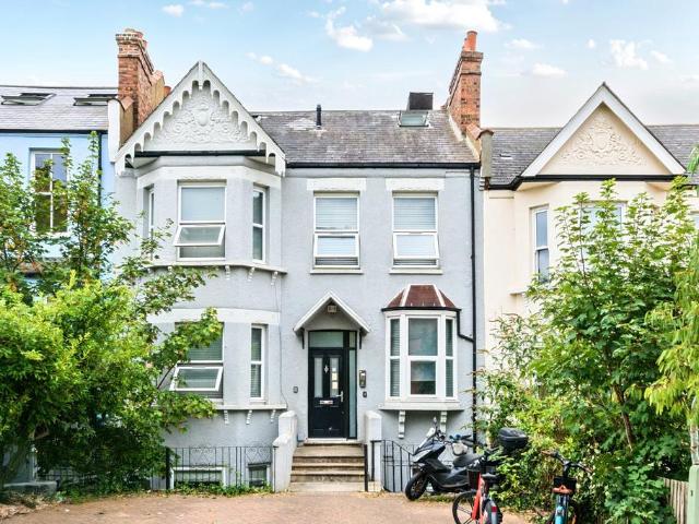3 bedroom flat for sale