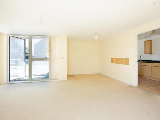 3 bedroom flat for sale