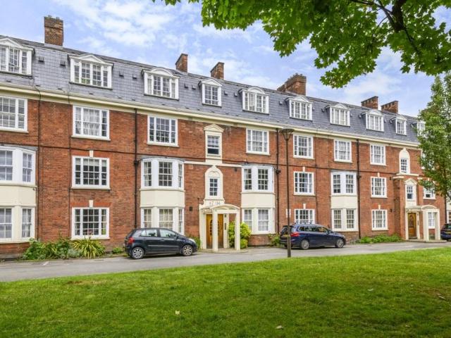 3 bedroom flat for sale