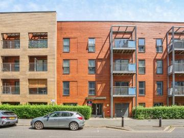 3 bedroom flat for sale