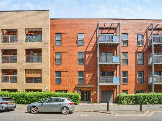 3 bedroom flat for sale