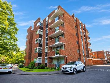 3 bedroom flat for sale