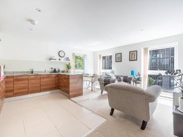 3 bedroom flat for sale