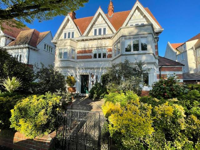 3 bedroom flat for sale