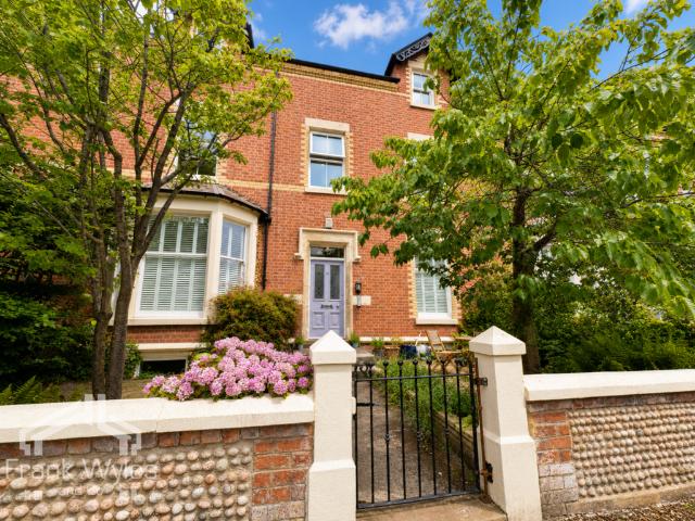 3 bedroom flat for sale