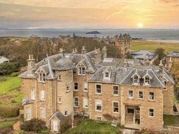 3 bedroom flat for sale