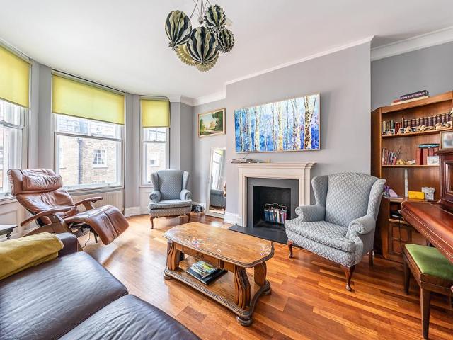 3 bedroom flat for sale