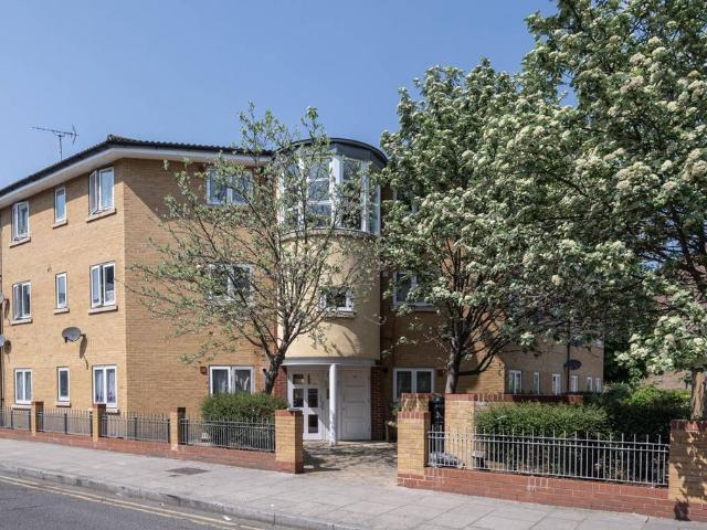 3 bedroom flat for sale