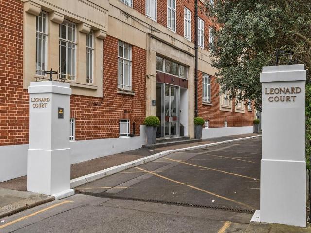 3 bedroom flat for sale