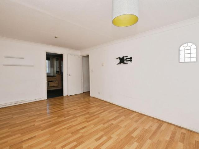 3 bedroom flat for sale