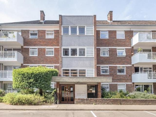 3 bedroom flat for sale
