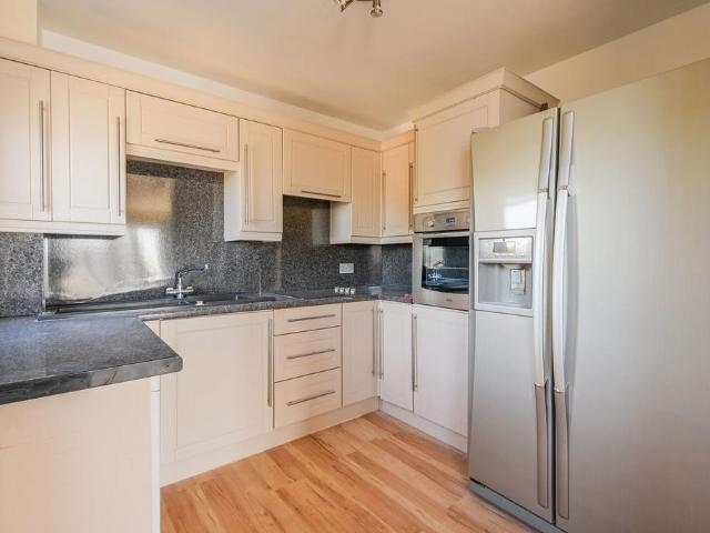 3 bedroom flat for sale