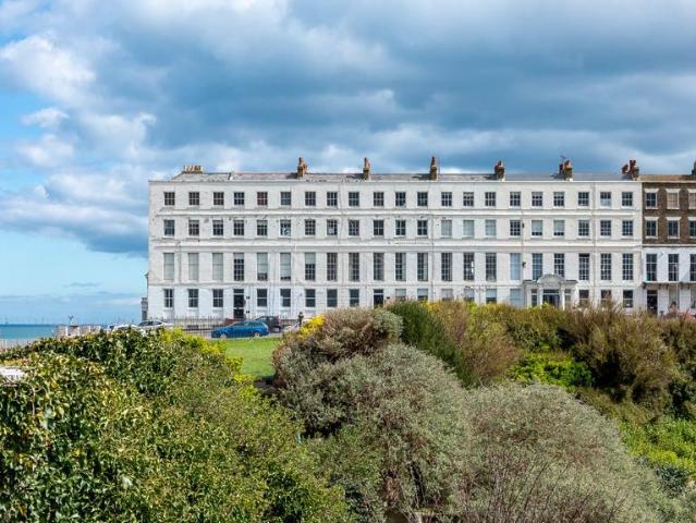 3 bedroom flat for sale