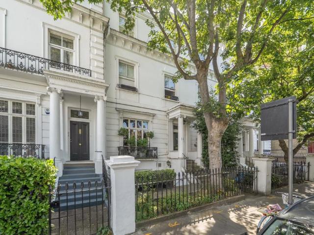 3 bedroom flat for sale