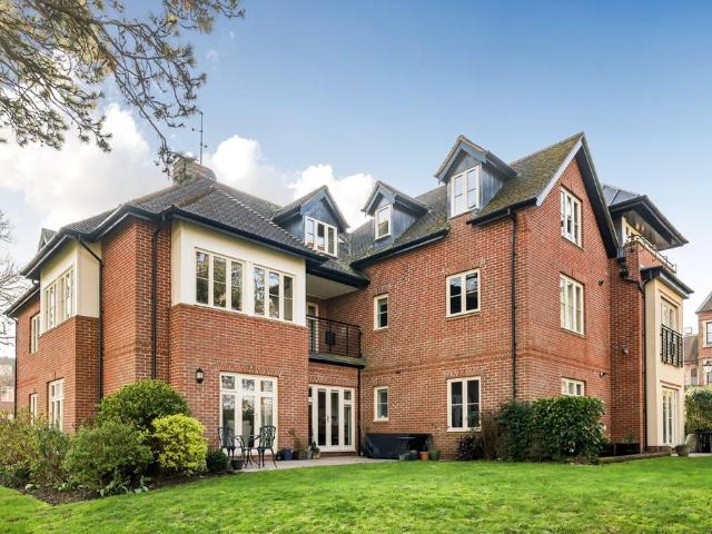 3 bedroom flat for sale