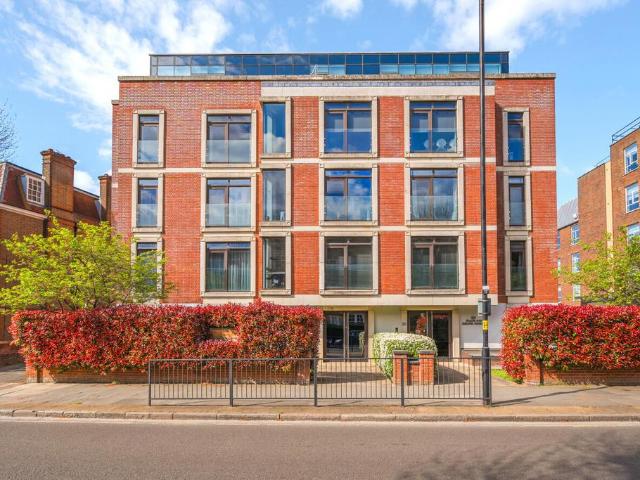 3 bedroom flat for sale