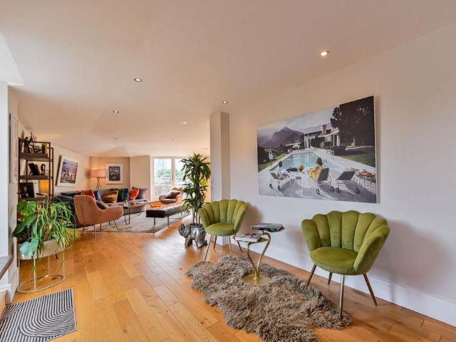 3 bedroom flat for sale