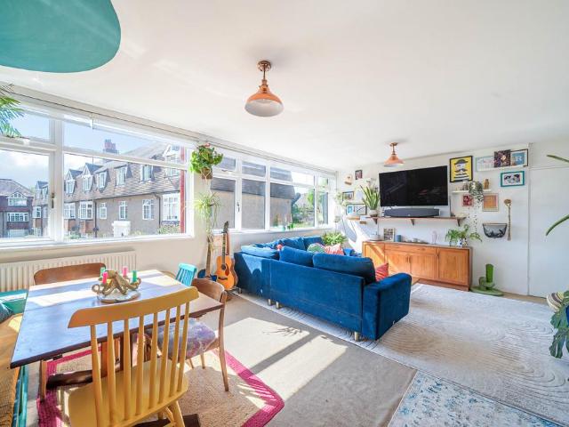3 bedroom flat for sale