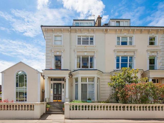 3 bedroom flat for sale