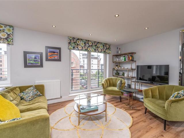 3 bedroom flat for sale