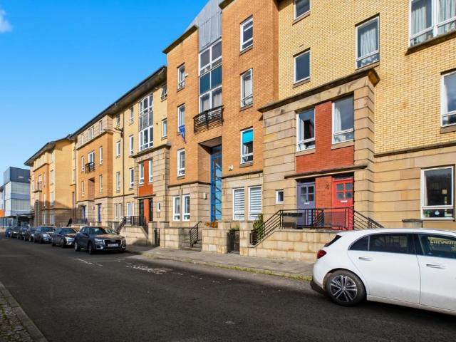 3 bedroom flat for sale