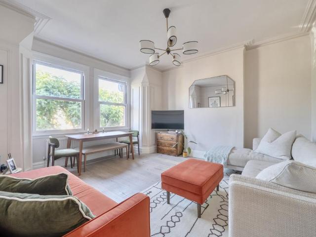 3 bedroom flat for sale