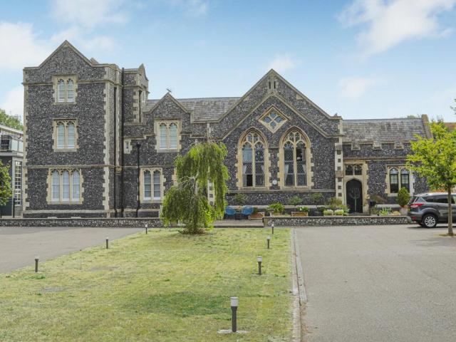 3 bedroom flat for sale