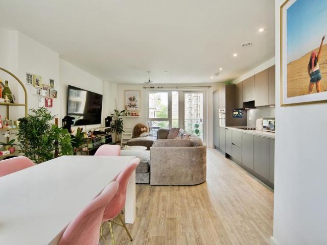 3 bedroom flat for sale