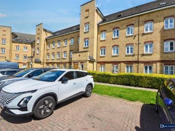 3 bedroom flat for sale