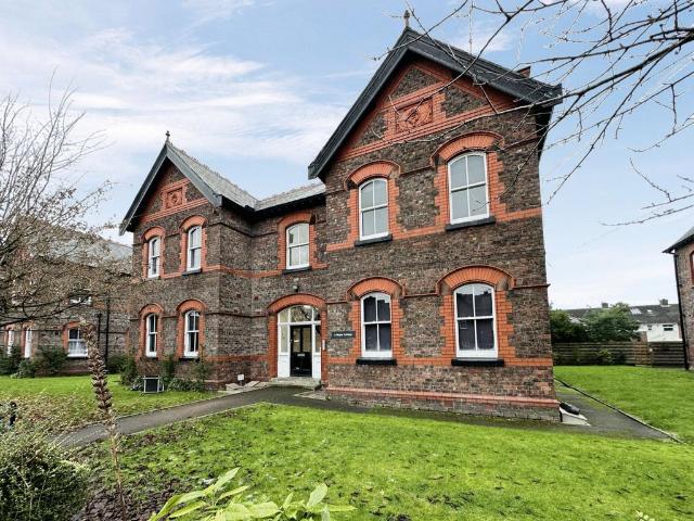 3 bedroom flat for sale