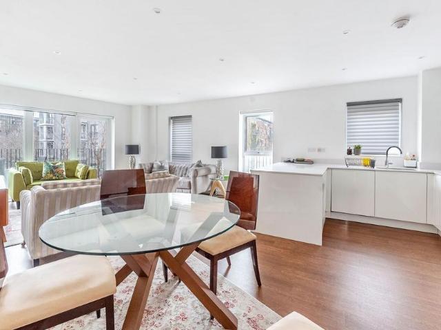 3 bedroom flat for sale