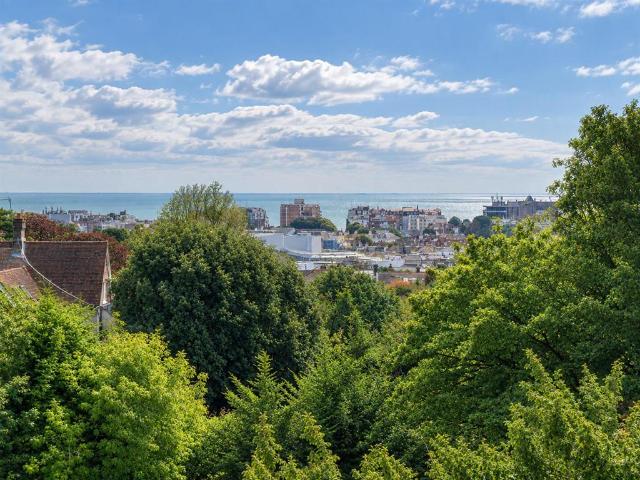 3 bedroom flat for sale