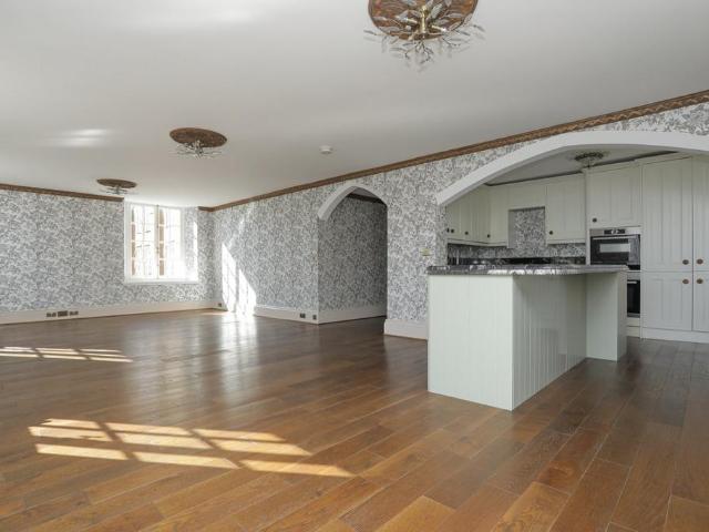 3 bedroom flat for sale
