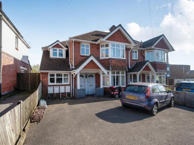 3 bedroom flat for sale