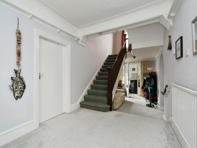 3 bedroom flat for sale