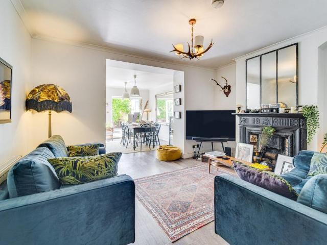 3 bedroom flat for sale