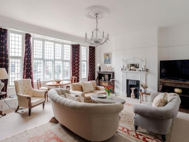 3 bedroom flat for sale