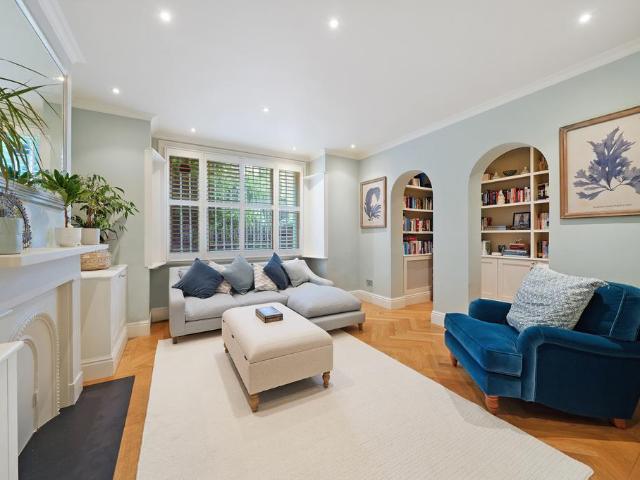 3 bedroom flat for sale