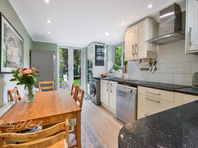 3 bedroom flat for sale