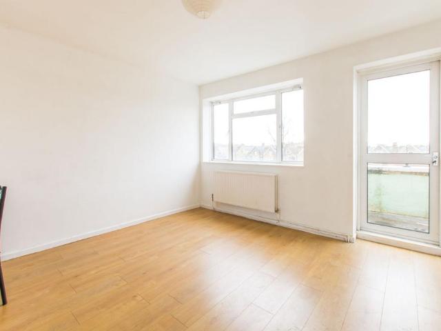 3 bedroom flat for sale