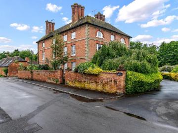3 bedroom flat for sale