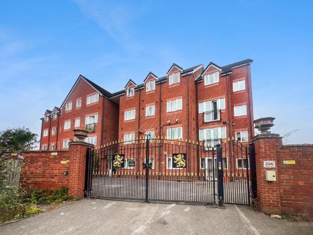 3 bedroom flat for sale