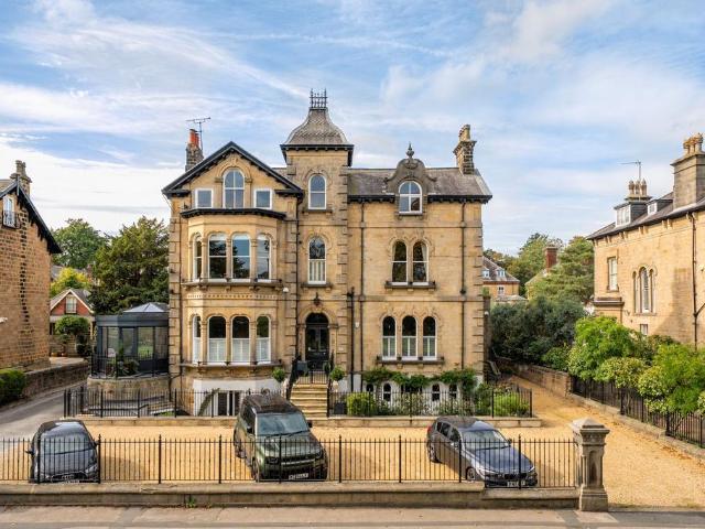 3 bedroom flat for sale