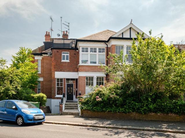 3 bedroom flat for sale