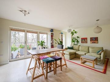 3 bedroom flat for sale